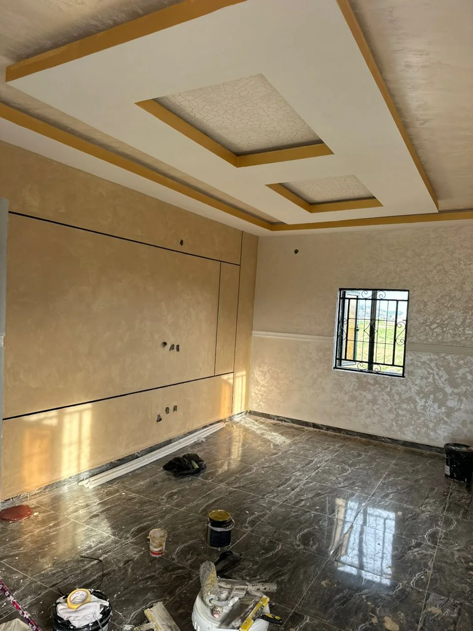 Neutral wall panels and ceiling recesses in daylight