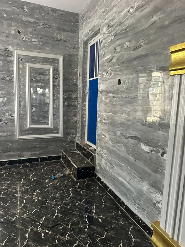 Grey marble-effect wall and dark polished floor